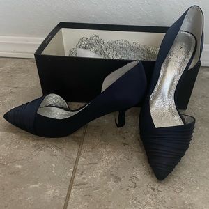 Adrianna Papell Satin Pumps. Size 6M